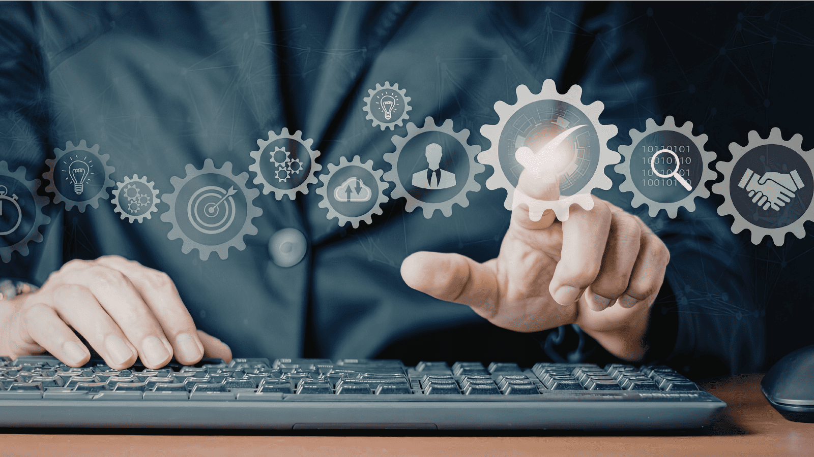 Pessoa usando um computador enquanto interage com ícones digitais em formato de engrenagens, representando automação, processos, metas, análise de dados, atendimento e integração tecnológica nos negócios.