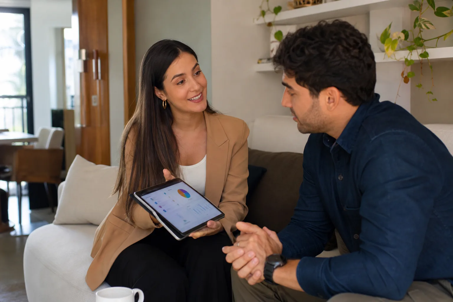 Corretor explicando plano personalizado para cliente em apartamento acolhedor
